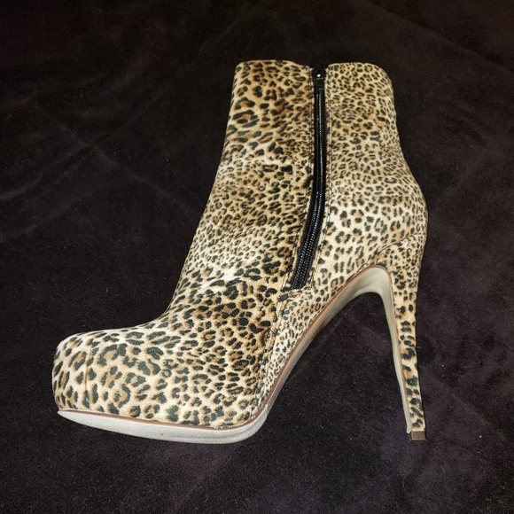 Women's Leopard Print Boots - Picture 2 of 2